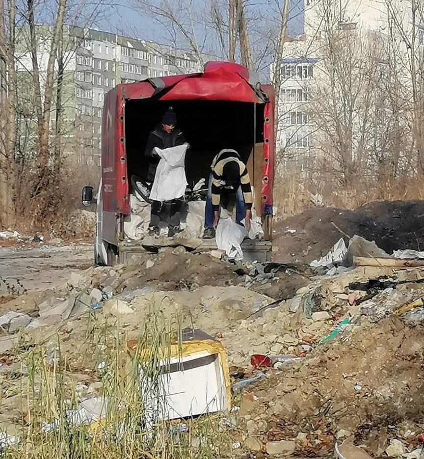 Фотофакт: у Сумах на 12-му мікрорайоні влаштували стихійне сміттєзвалище 