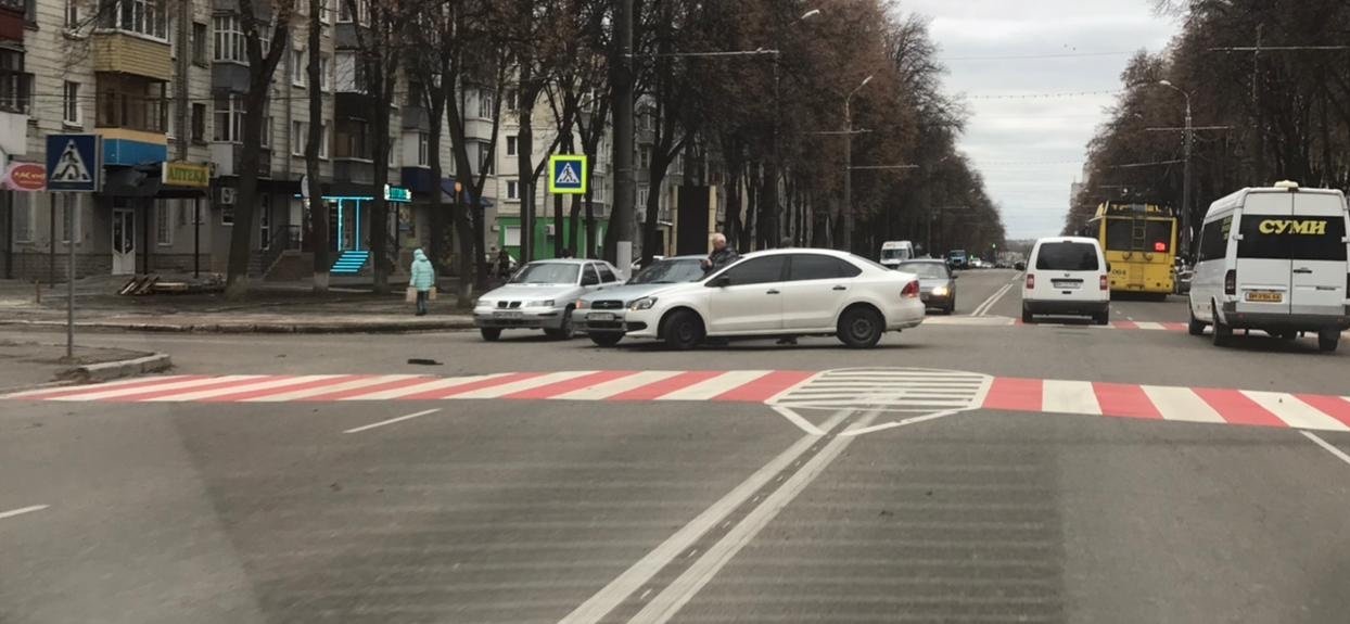 У Сумах на проспекті зіткнулися два легковика