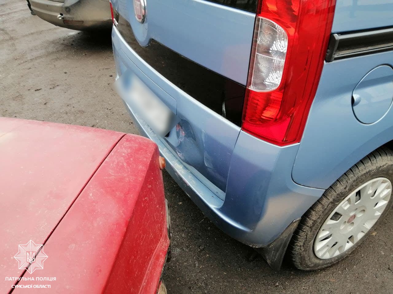 На Сумщині водій на підпитку в’їхав у припаркований автомобіль