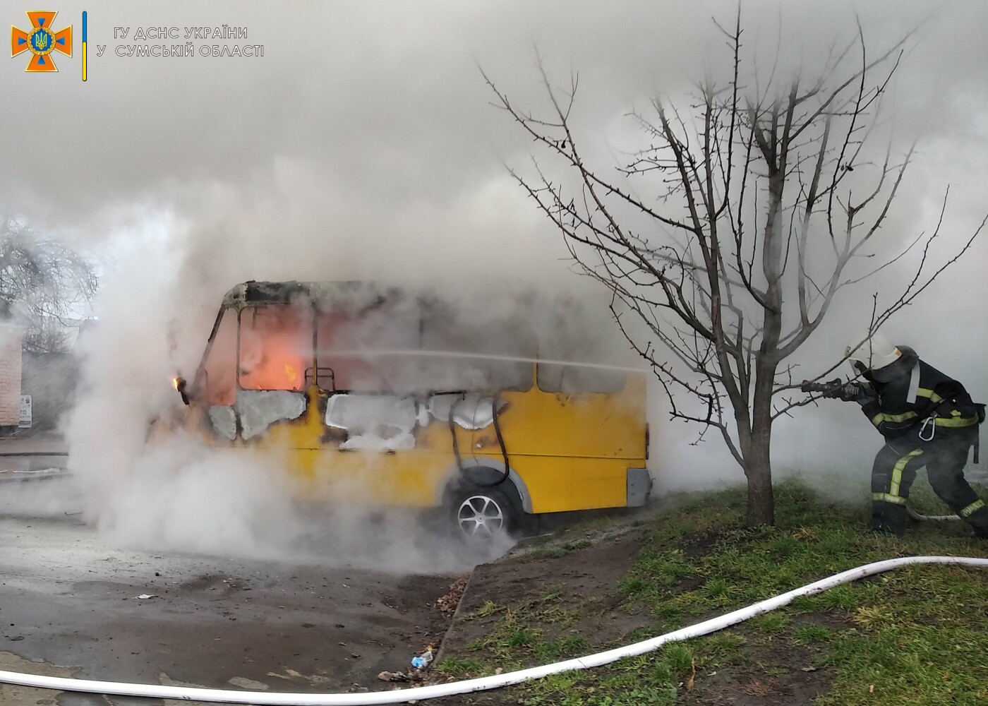 На Сумщині вщент згорів мікроавтобус