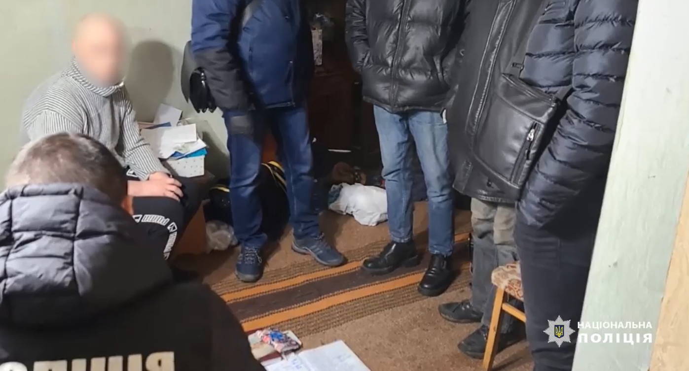 Обіцяли медичну довідку для працевлаштування: на Сумщині затримали одного з шахраїв, які ошукували громадян України