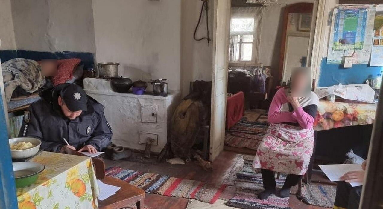 На Сумщині зловмисник під приводом вакцини вколов пенсіонерам снодійне, скоїв на них розбійний напад та підпалив будинок