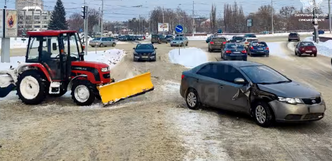 У центрі Сум легковик врізався у трактор