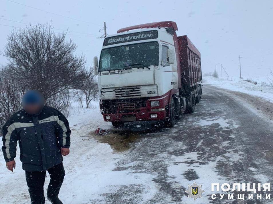 На Сумщині вантажівка врізалась в маршрутку на зупинці: травмовано троє людей
