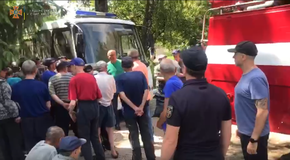 На Сумщині рятувальники взяли участь в проведенні евакуації підопічних психоневрологічного диспансеру