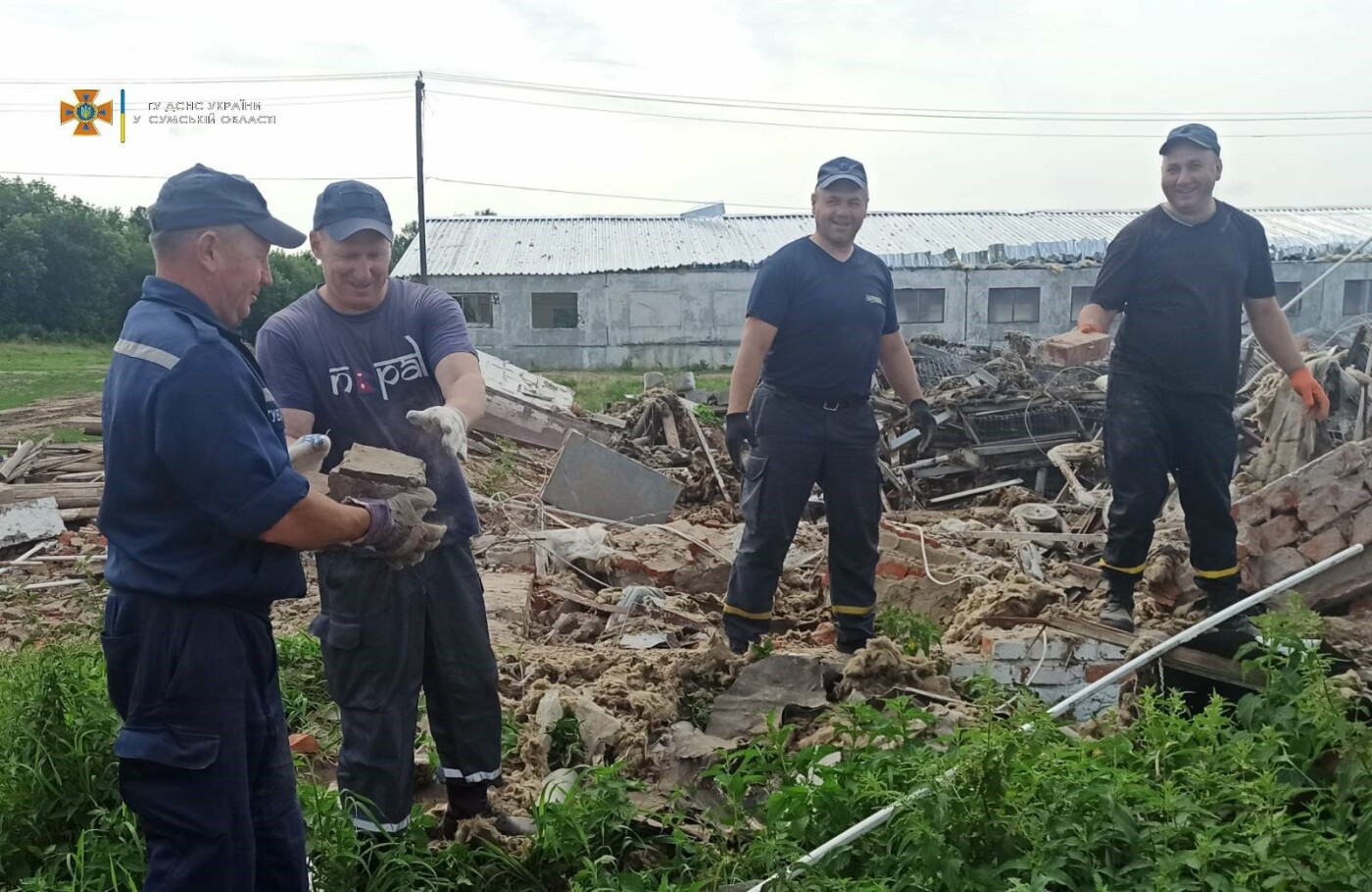 У Путивлі рятувальники разом з громадянами проводили відновлювальні роботи на місці раніше нанесеного ворожого авіаційного удару