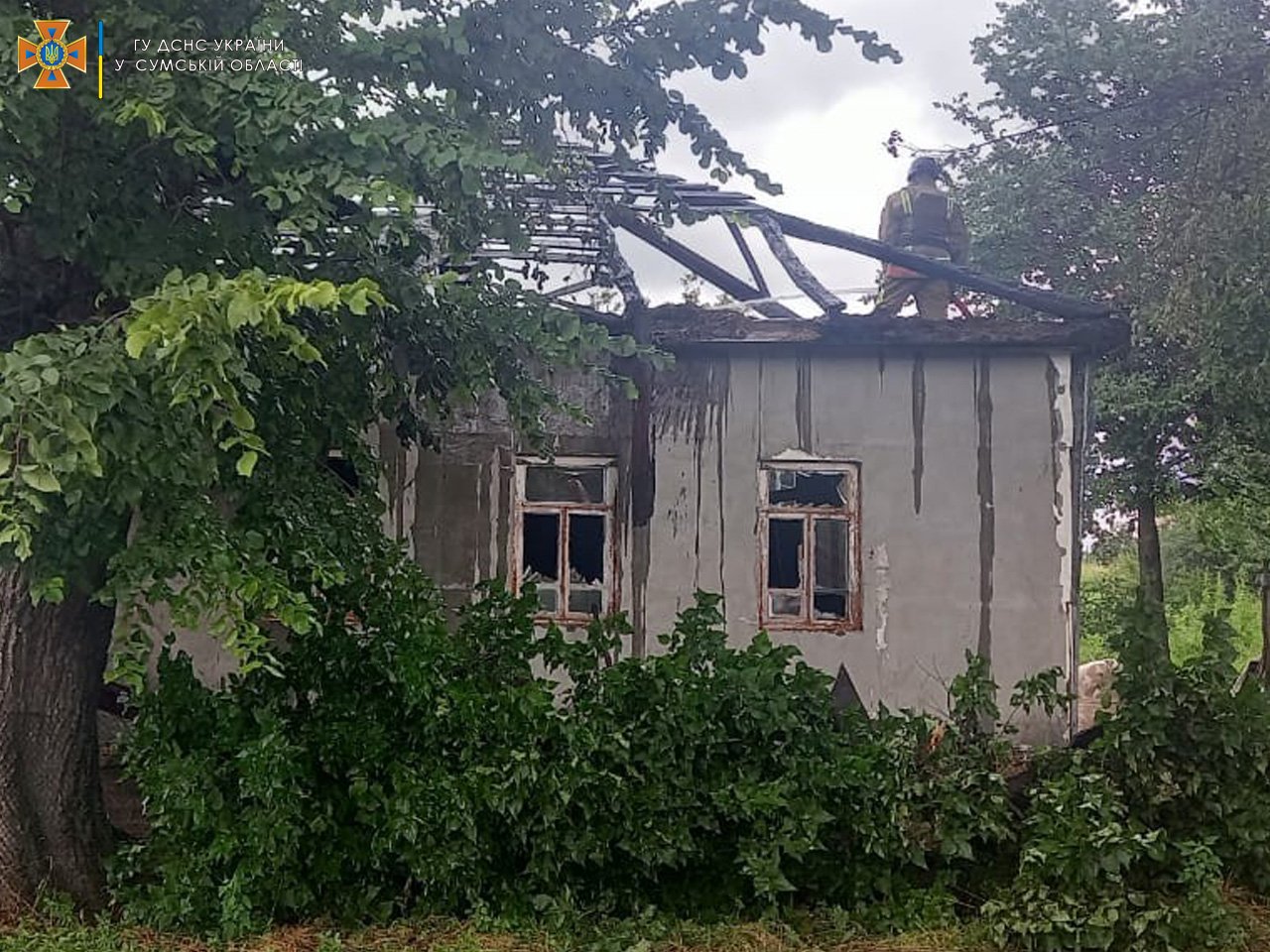 На Сумщині вогонеборці ліквідовували пожежу в житловому секторі, спричинену ворожим ударом