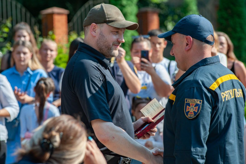 Міністр внутрішніх справ нагородив надзвичайників, нацгвардійців, прикордонників та поліцейських Сумщини
