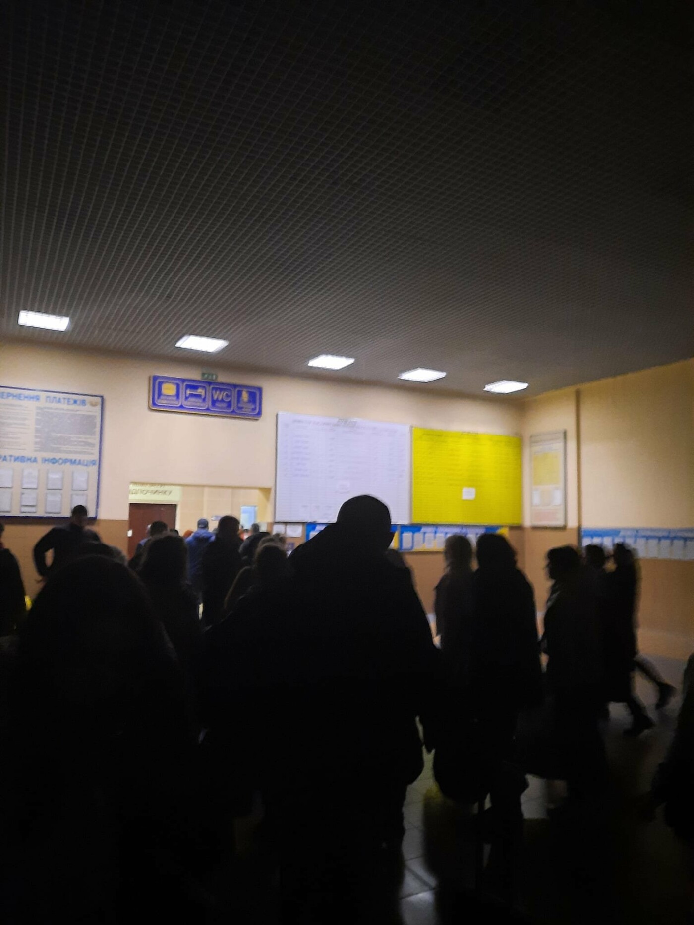 Комунальні автобуси Сум вночі розвезли пасажирів потягу по домівках