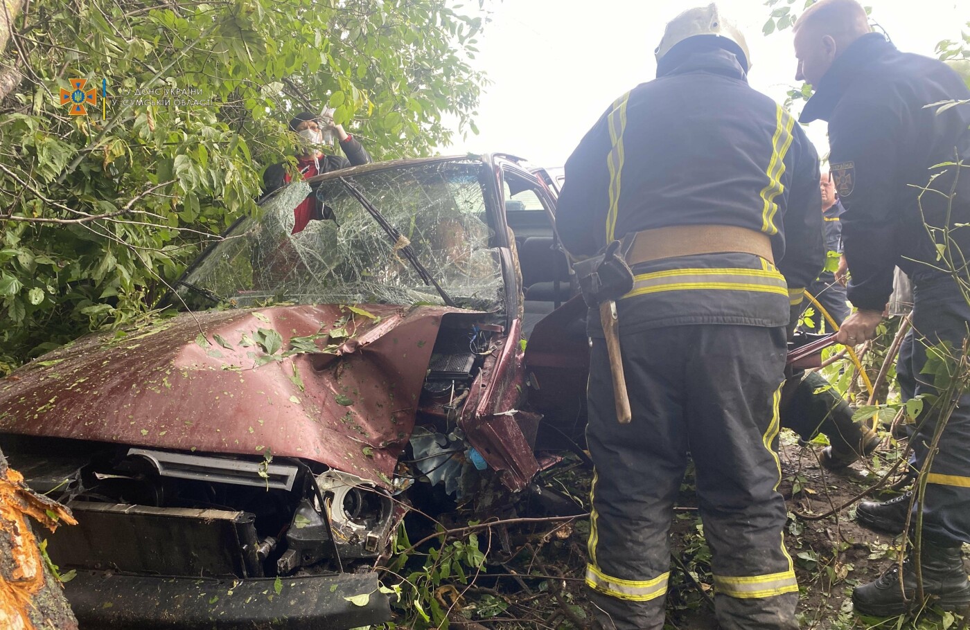 На Шосткинщині рятувальники деблокували водія із понівеченого в ДТП авто 
