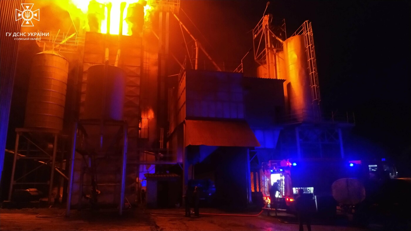 На Сумщині рятувальники ліквідували масштабну пожежу в зерносушарці 