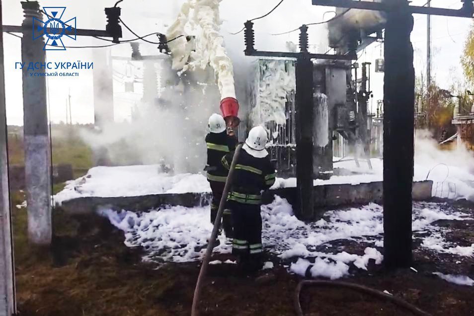 На Сумщині рятувальники ліквідували пожежу на об’єкті енергетичної інфраструктури, спричинену ворожим обстрілом 