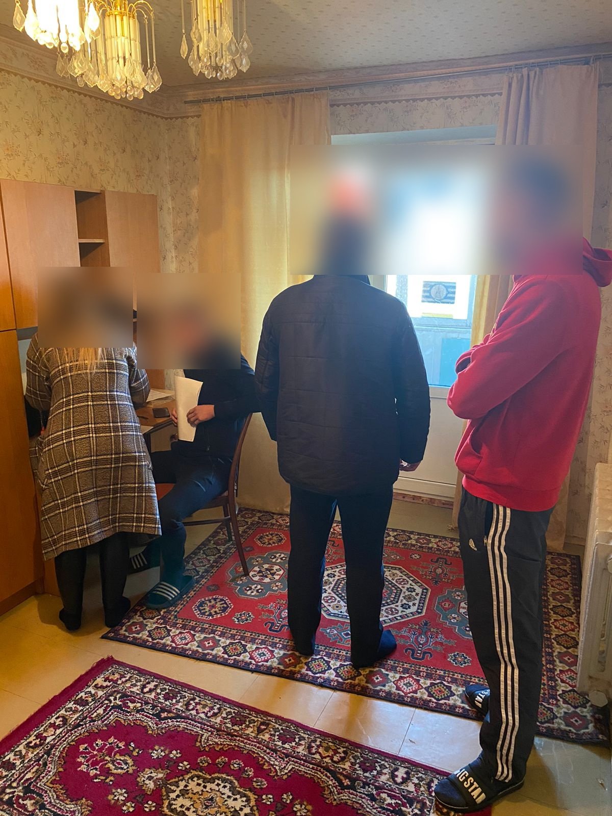 Замовили підроблені документи та використали їх для отримання дозволу на виїзд за кордон – у Сумському районі викрито трьох осіб