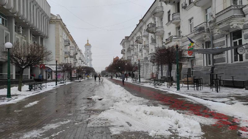 У Сумах розчищають дороги від першого снігу