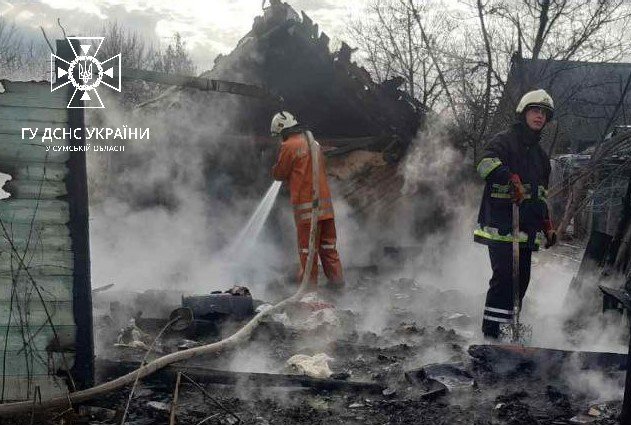 На Сумщині рятувальники ліквідовували пожежу в житловому секторі, спричинену ворожим обстрілом 