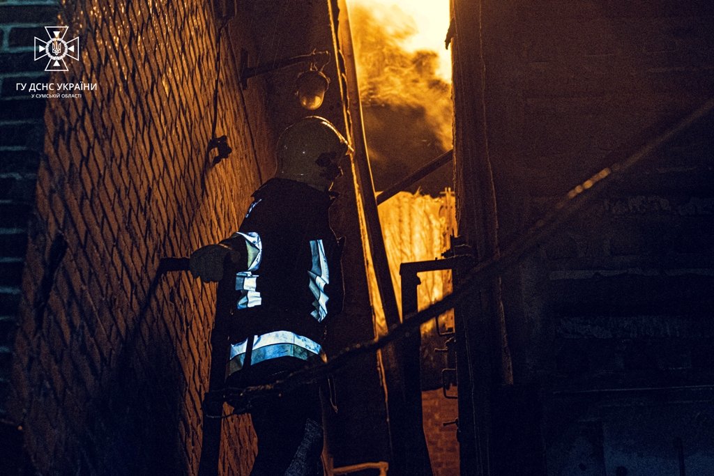 У Сумах рятувальники ліквідували пожежу в зерносушарці