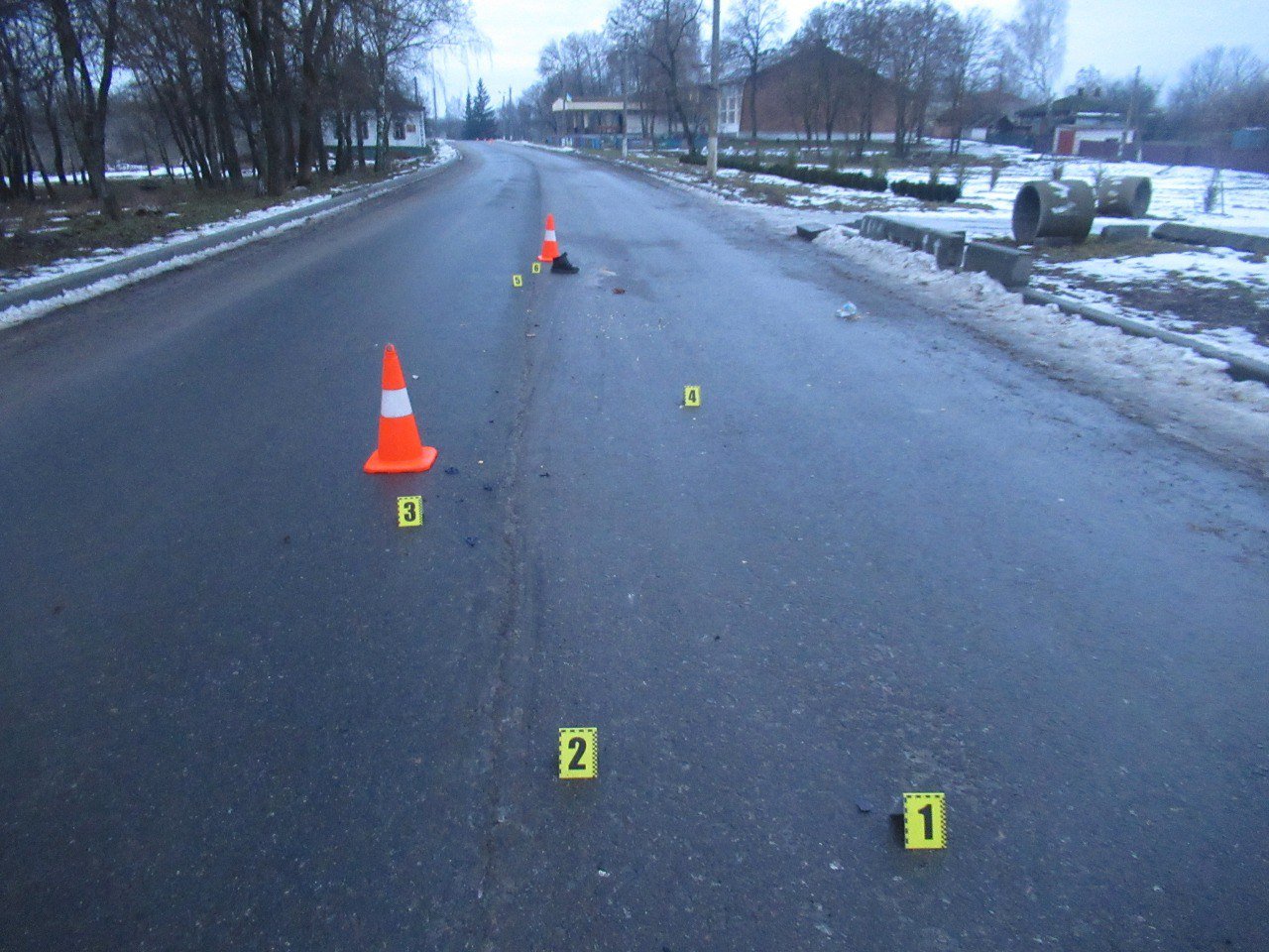 На Сумщині поліцейські встановлюють обставини ДТП, в результаті якої загинув пішохід