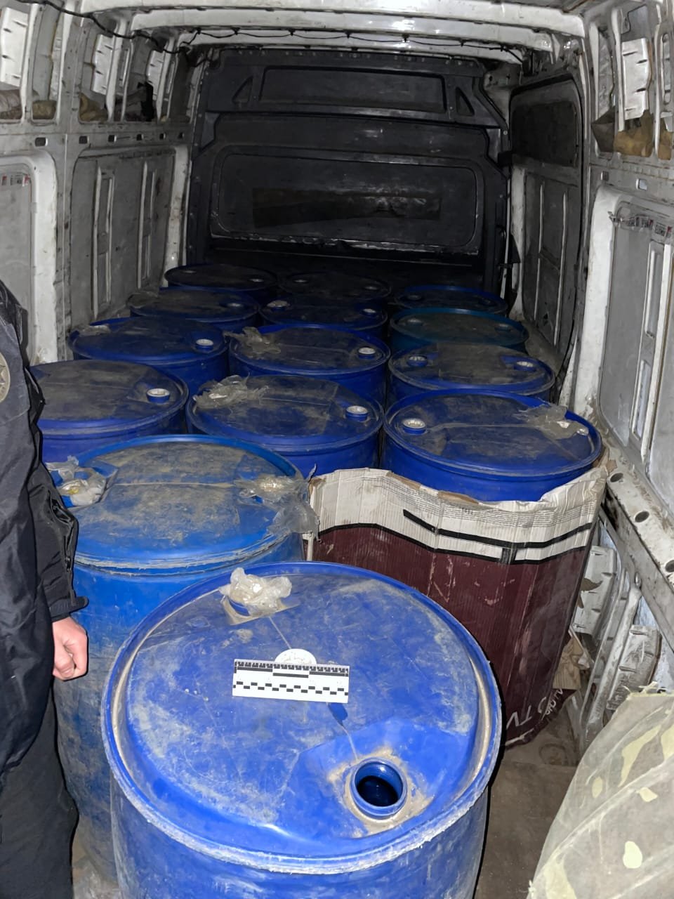 На Сумщині поліцейські викрили чоловіка, який перевозив 3 000 літрів контрафактного спирту