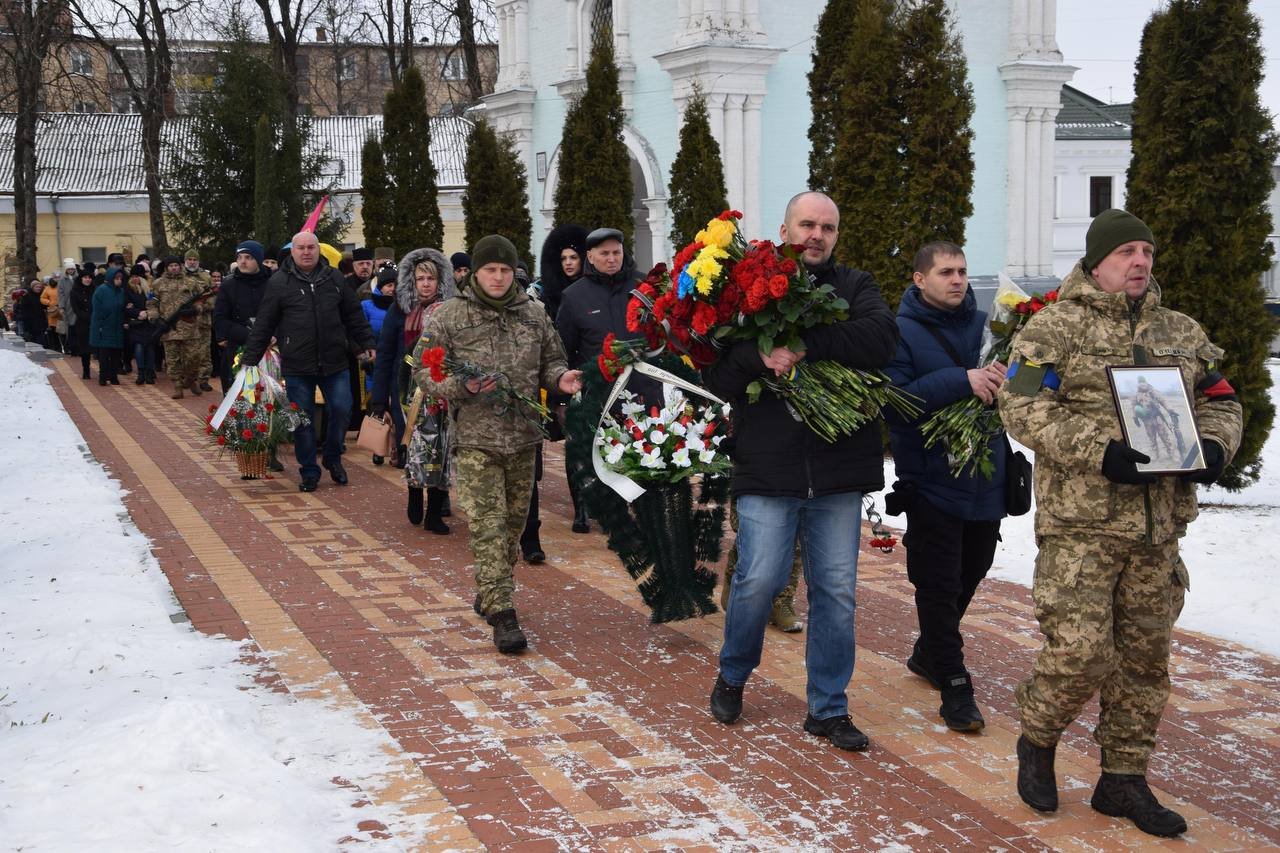 У Сумах в останню путь провели Захисника України Романа Бондаренка