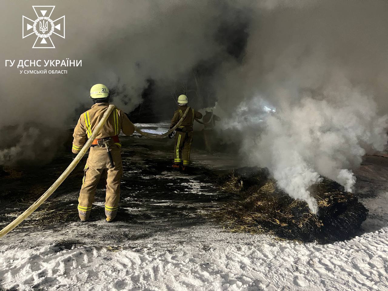 На Сумщині рятувальники ліквідовуючи загоряння сінника, запобігли масштабній пожежі