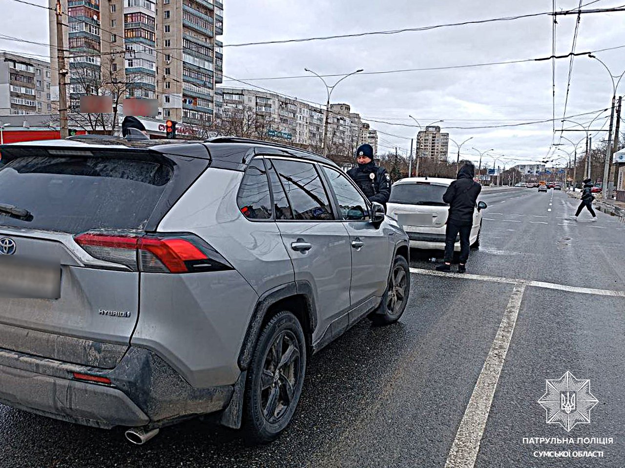 У Сумах на агресивного водія з ознаками сп'яніння, який вчинив ДТП, довелося надіти кайданки