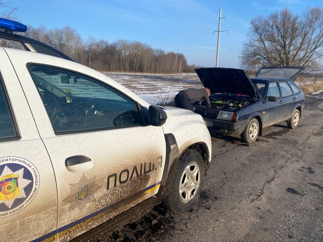 На Сумщині поліцейський офіцер громади допоміг військовому полагодити автомобіль