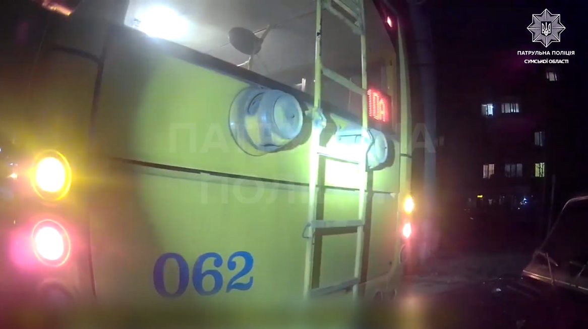 Сп’янілий водій у Сумах двічі врізався у тролейбус