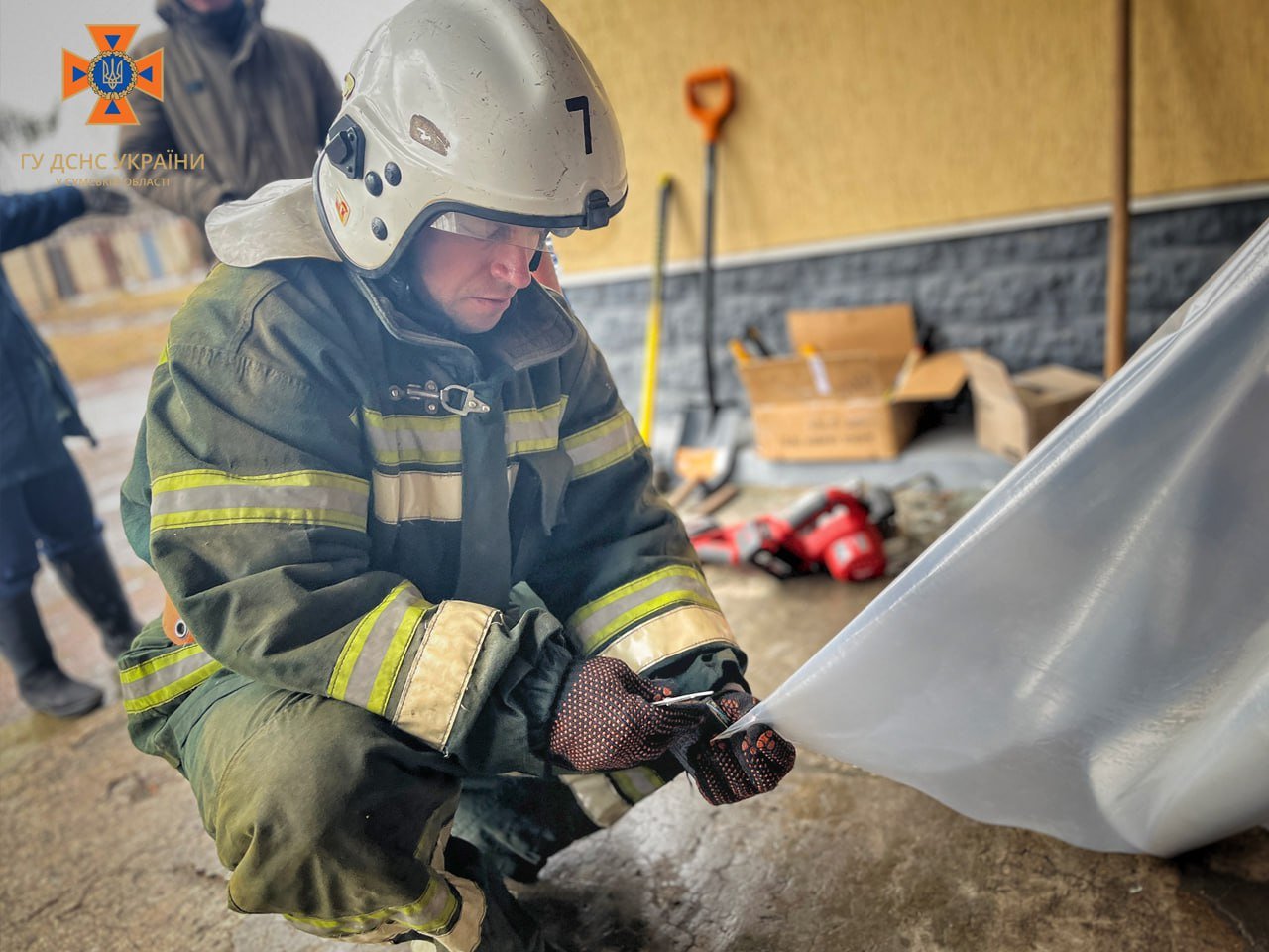 На Сумщині рятувальники ліквідовують наслідки ворожих ракетних ударів