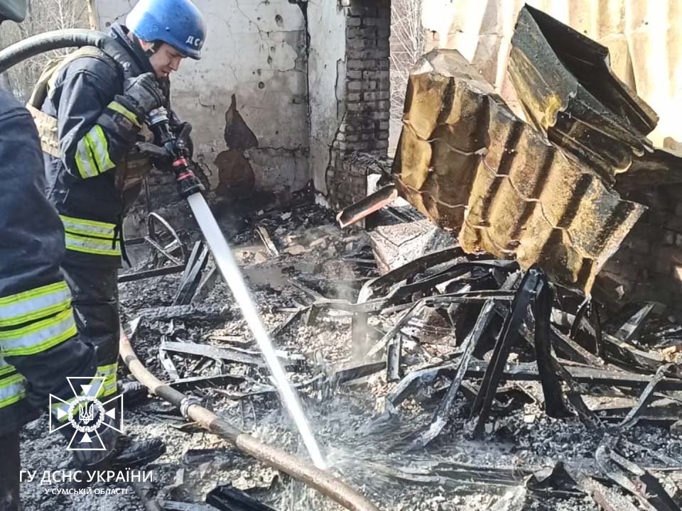 У Сумському районі рятувальники ліквідовували пожежу, яку спричинив ворожий обстріл  