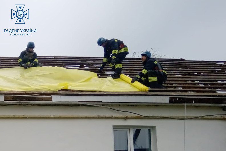Сумські рятувальники ліквідовували наслідки ворожого удару та надавали допомогу потерпілим мирним громадянам