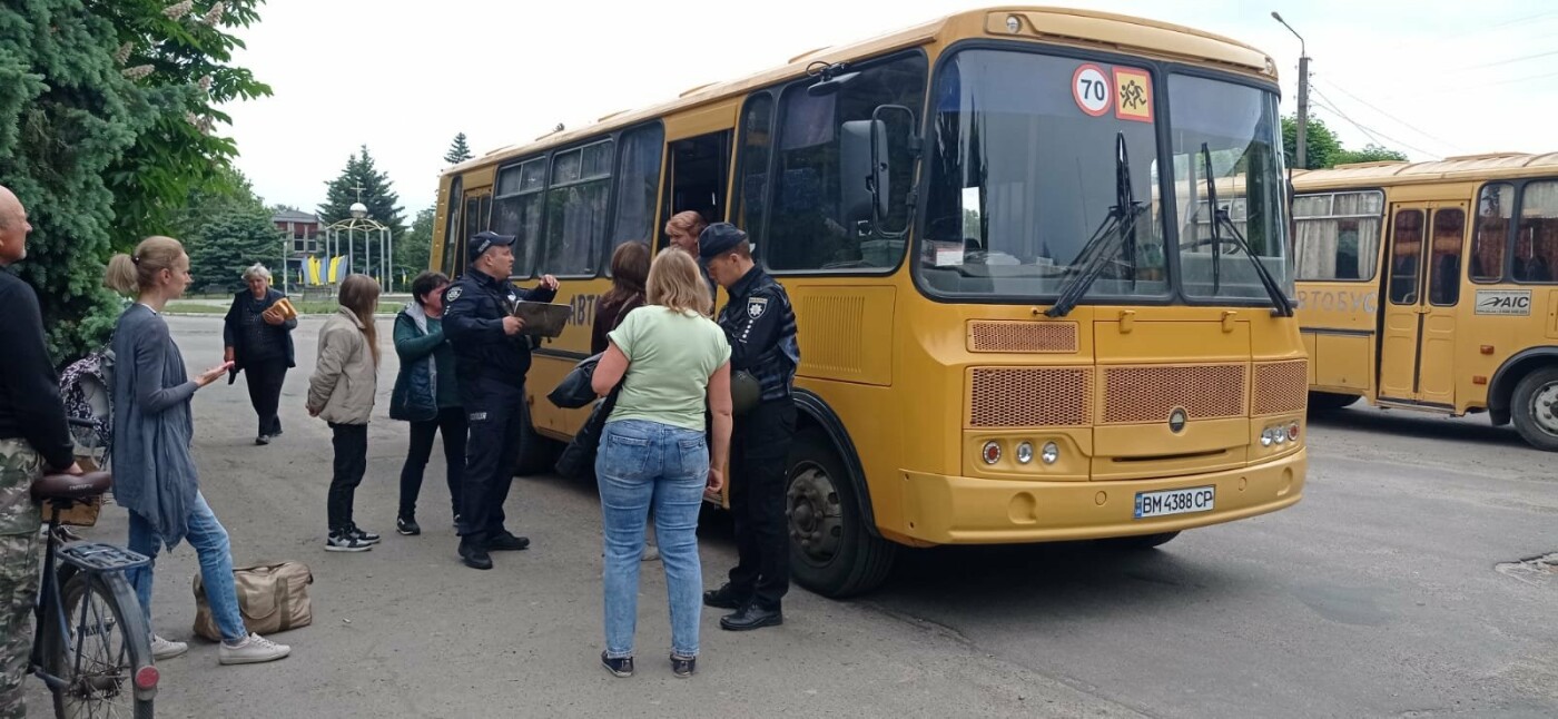 Поліція Сумщини допомагає в евакуації людей з прикордонних громад Охтирського району