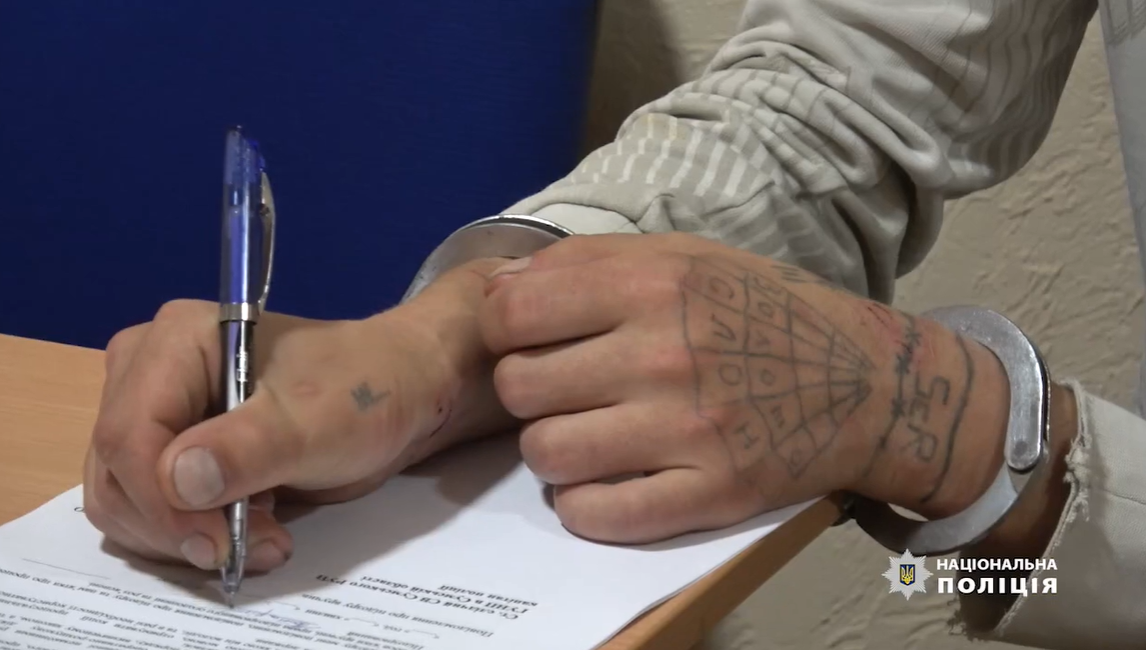 Били кулаками і палицею: у центрі Сум скоїли розбійний напад