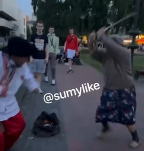 У Сумах на Театральній площі жінка з палицею накинулася на музиканта 