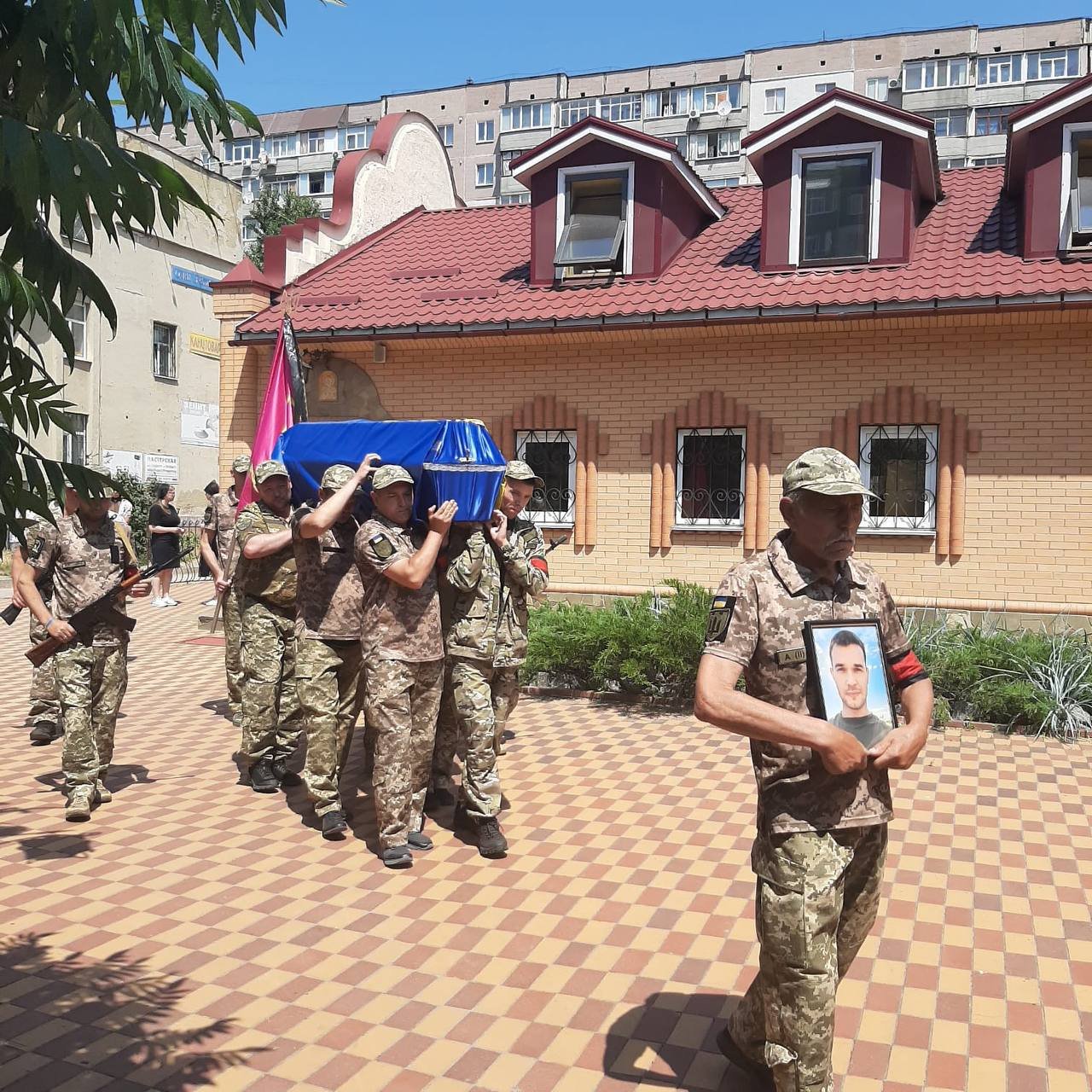 У Сумах в останню путь  провели Захисника України Андрія Лозовицького