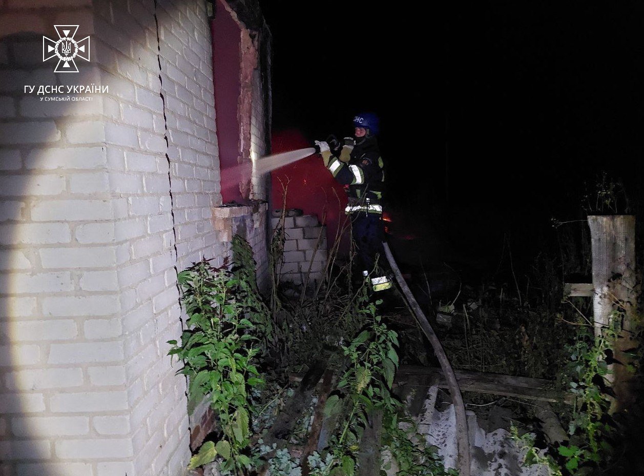 На Сумщині рятувальники ліквідували пожежу в житловому секторі, спричинену ворожим ударом