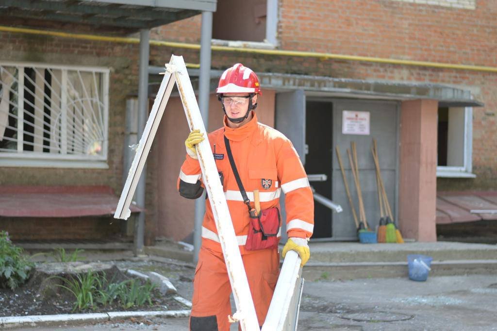 2 людей загинули, 20 постраждали: у Сумах завершився розбір завалів на місці ракетного удару 