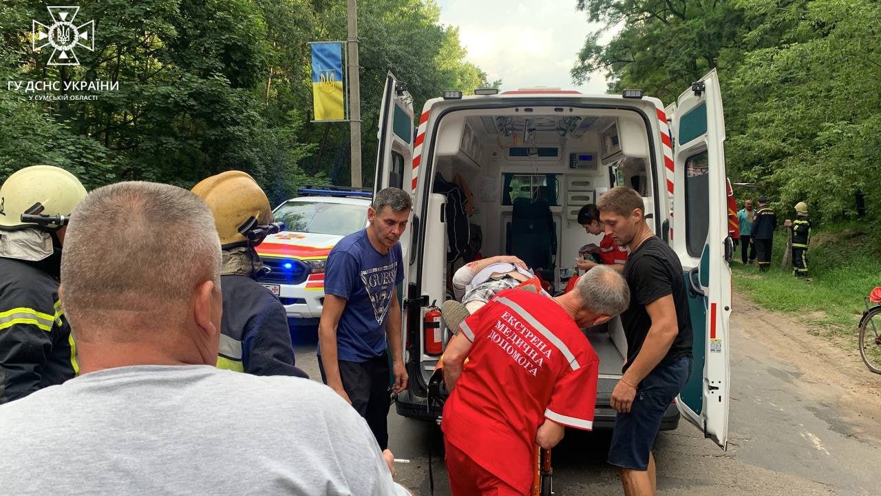 У Шостці під час ліквідації наслідків ДТП рятувальники звільнили чоловіка з понівеченого авто 
