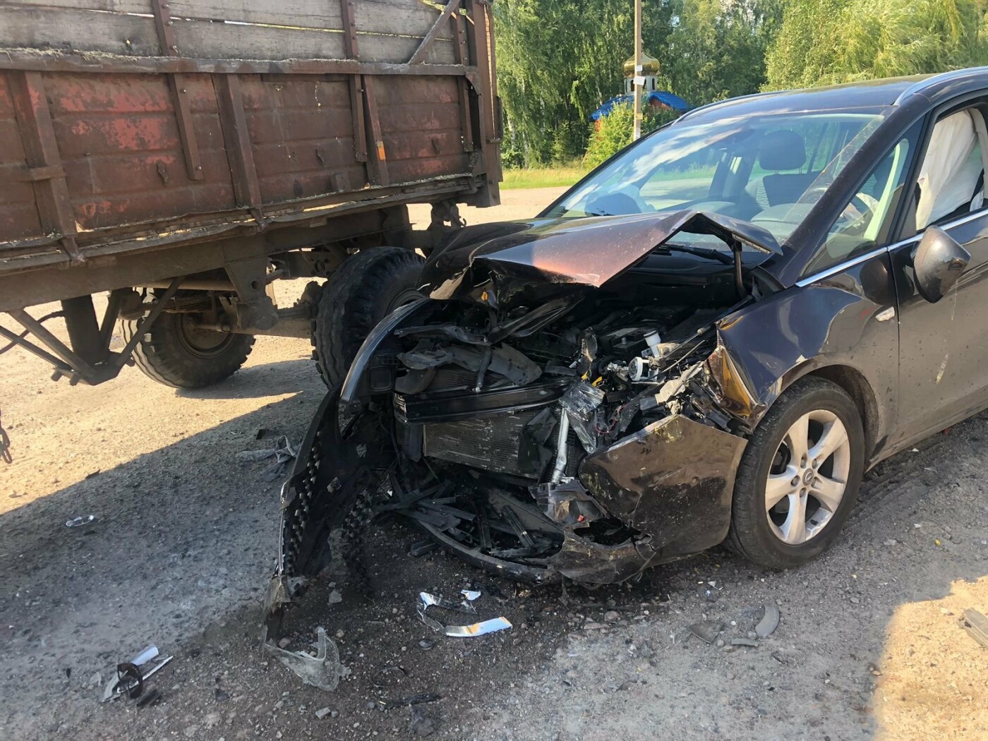 На Сумщині дві автівки врізалися у трактор: двоє трамованих