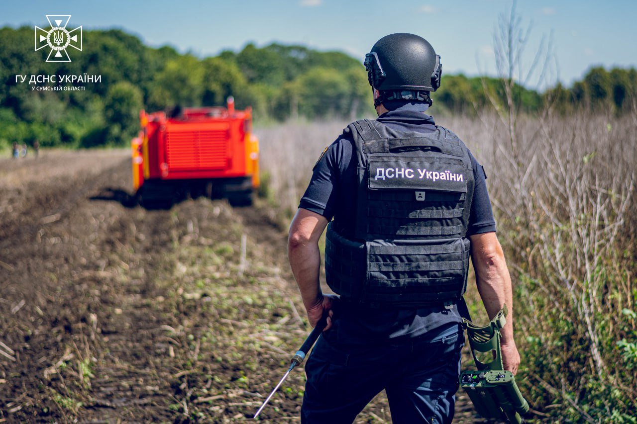 На Сумщині очищати території області від ворожих боєприпасів допомагає машина механізованого розмінування