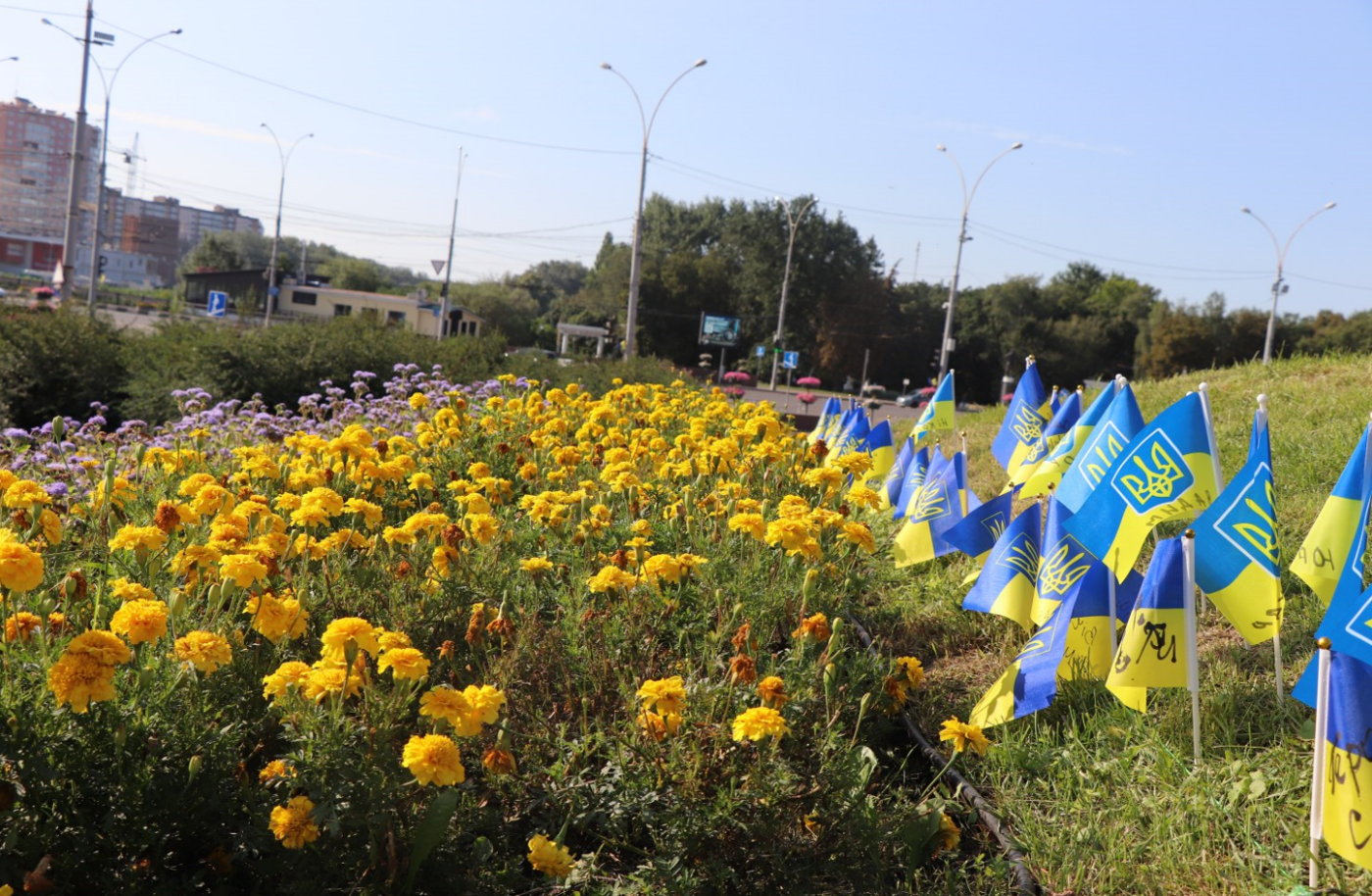 У центрі Сум встановили прапорці з іменами полеглих Героїв