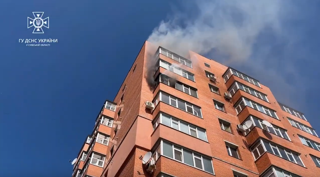 Вогнеборці показали, як гасили пожежу в багатоповерхівці на вул. ЗСУ у Сумах