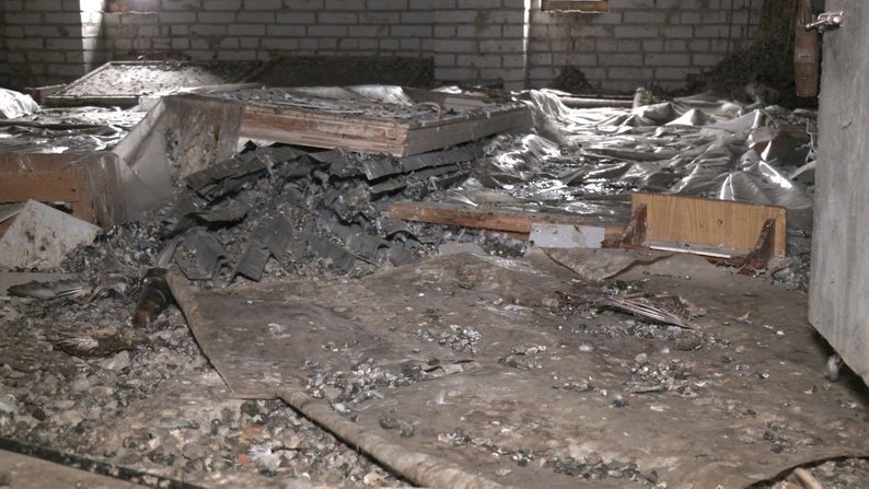 Понад 3 місяці з пробитим дахом. Як живуть мешканці будинку після ракетного удару в Сумах, фото-2