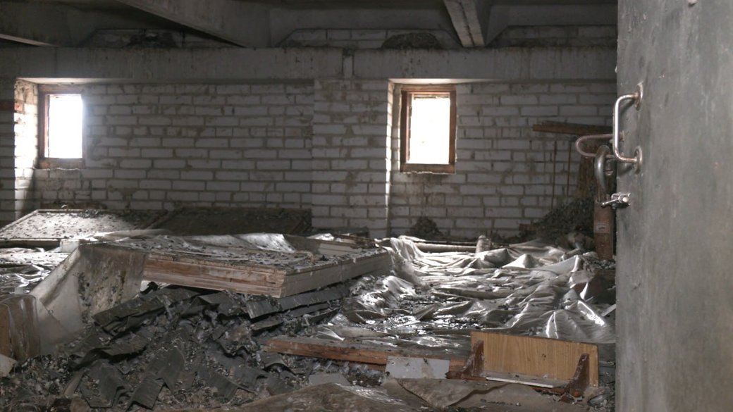 Понад 3 місяці з пробитим дахом. Як живуть мешканці будинку після ракетного удару в Сумах, фото-3
