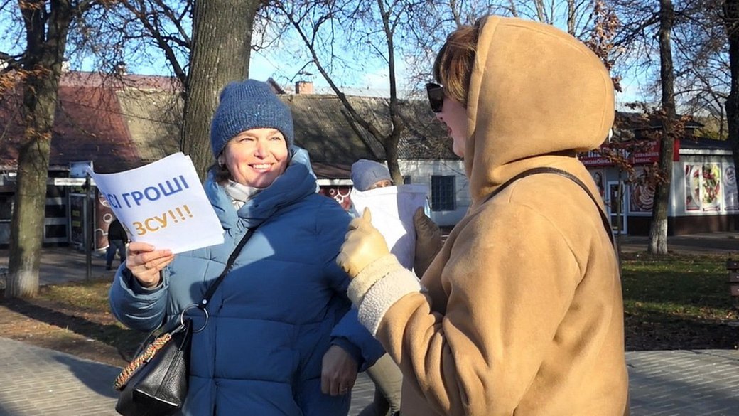 Глухівчани мітингували у центрі міста. Люди вимагають, щоб всі бюджетні кошти йшли на ЗСУ