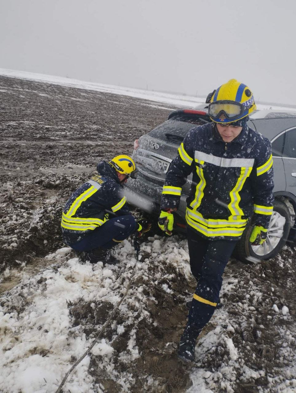 На автодорозі Суми-Прилуки автівка злетіла у кювет