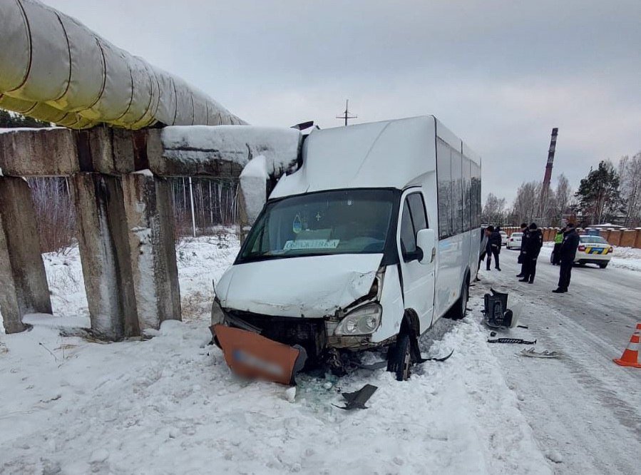 У Шостці на Сумщині легковик врізався у маршрутку: постраждало 7 людей