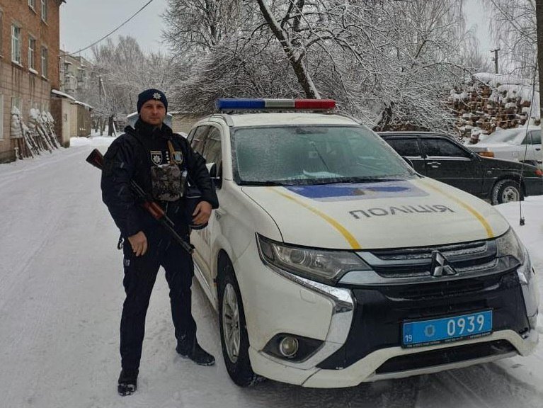 На прикордонні Сумщини поліцейський допоміг породіллі оперативно дістатися до пологового будинку 