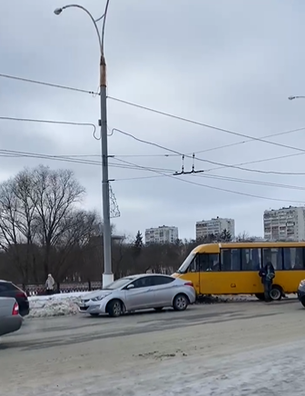 На Харківському мосту у Сумах ДТП за участю маршрутки