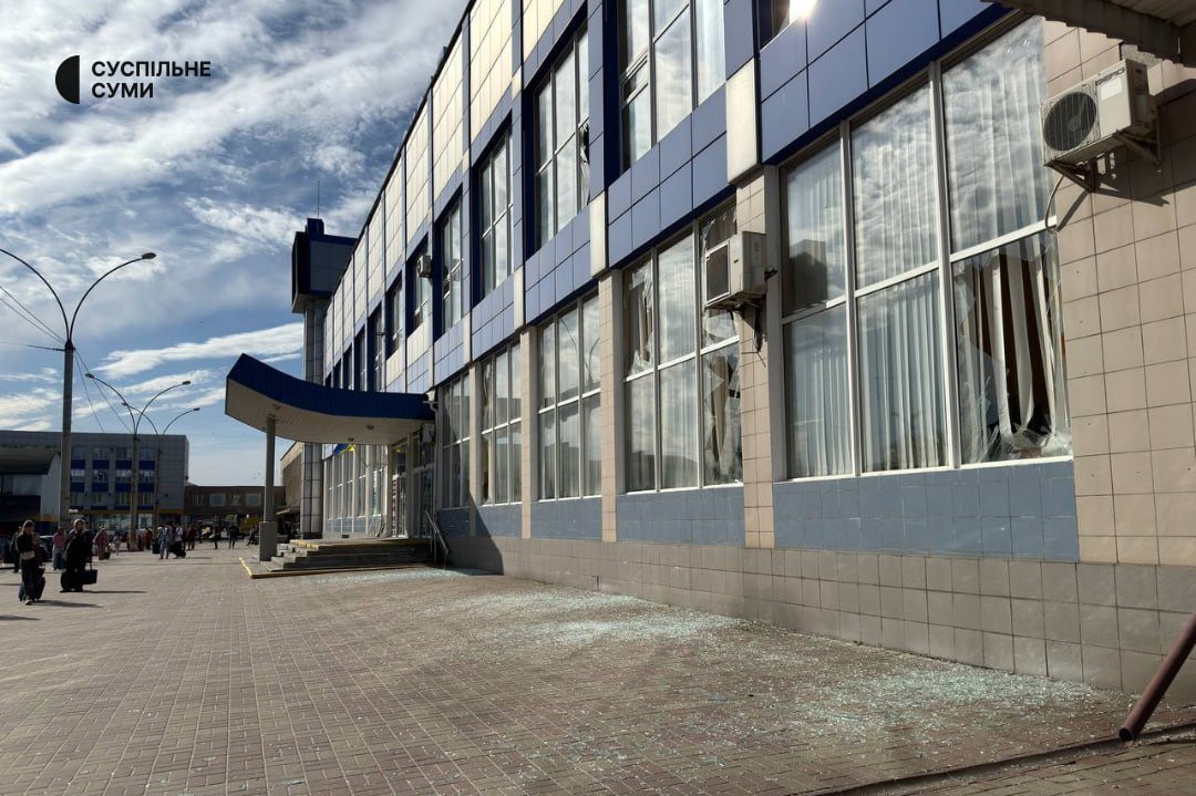 У Сумах на вокзалі в результаті авіаудару повибивало кілька вікон, фото-1