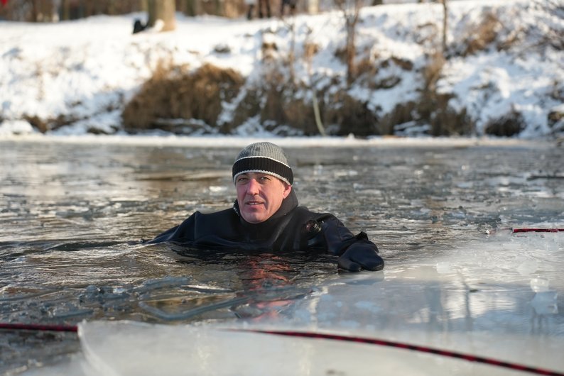 У Сумах на озері Чеха водолази почистили ополонку для лебедів, фото-3